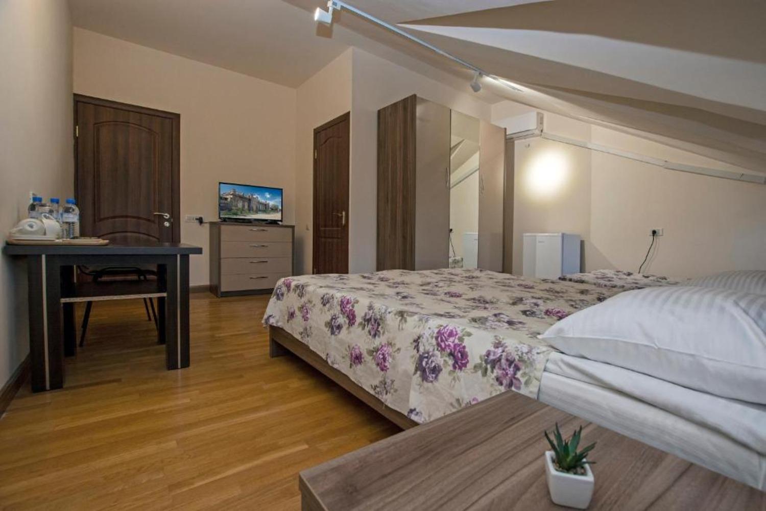 Hotel Season Jerevan Exteriör bild